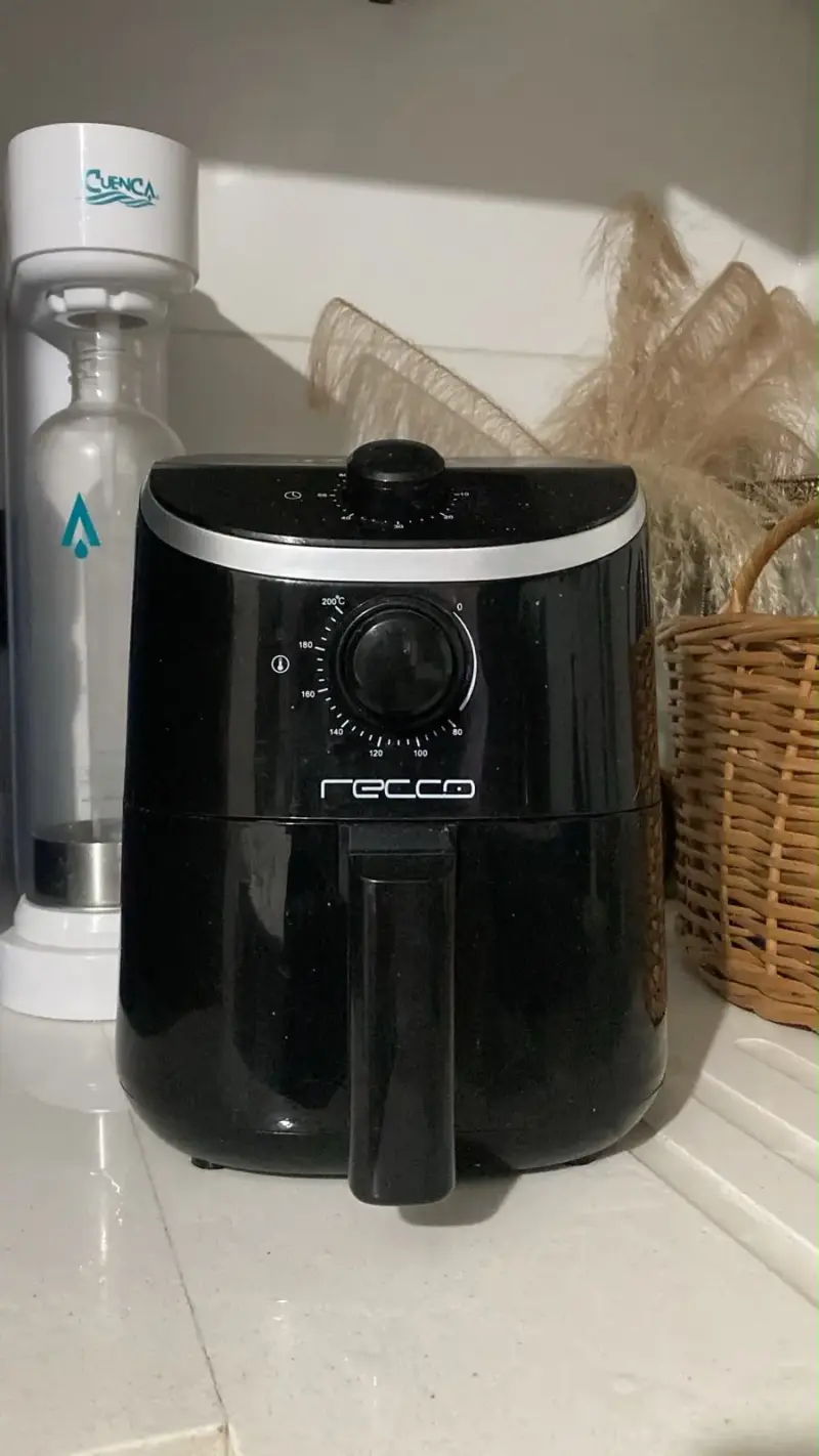 Freidora de aire Recco negra compacta