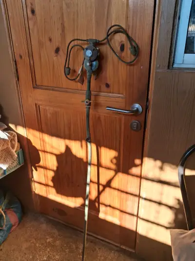 Regulador de gas antiguo con manguera - miniatura 1