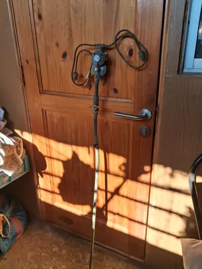 Regulador de gas antiguo con manguera - miniatura 2