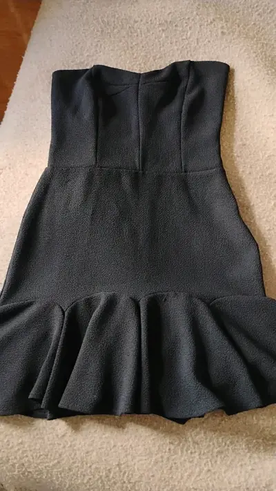 Vestido negro elegante con volantes - miniatura 1