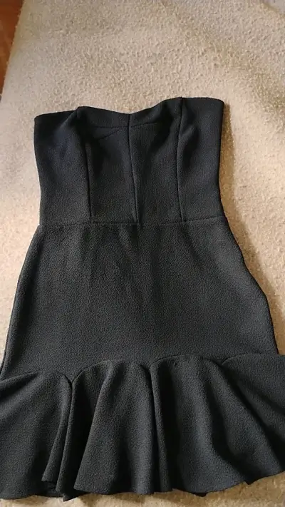 Vestido negro elegante con volantes - miniatura 2