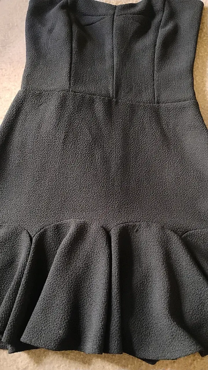 Vestido negro elegante con volantes - 3