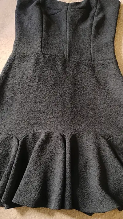 Vestido negro elegante con volantes - miniatura 3