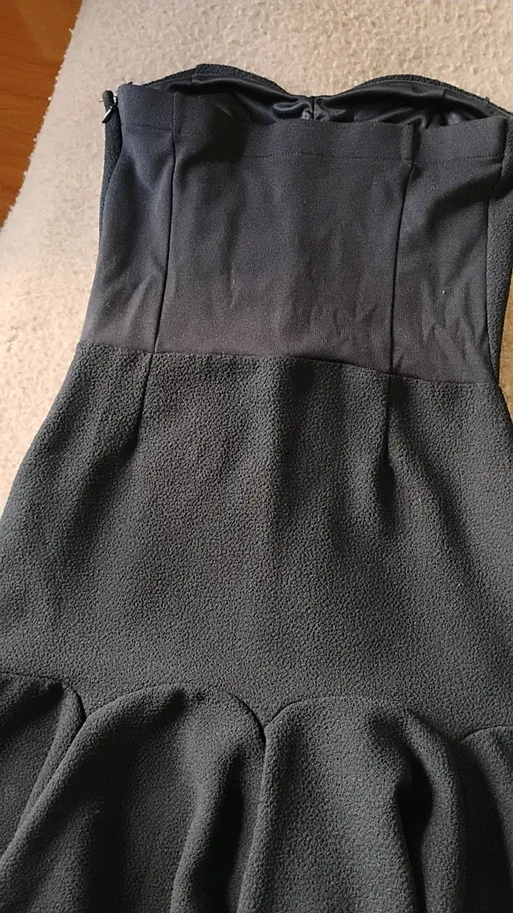Vestido negro elegante con volantes - 4