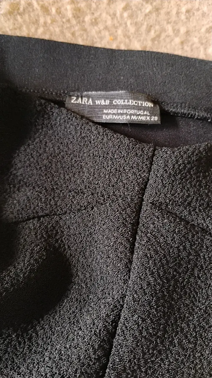Vestido negro elegante con volantes - 5