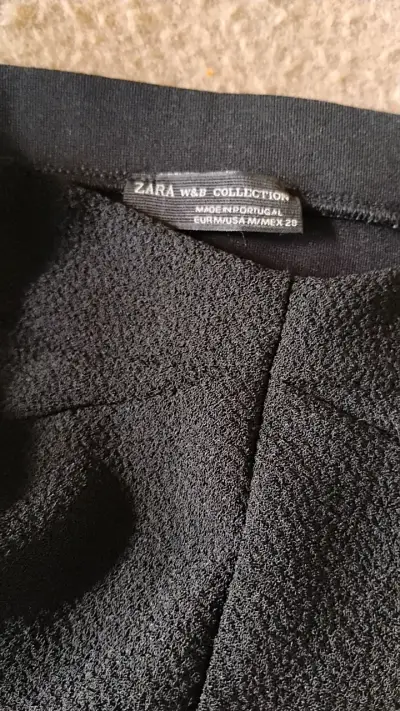 Vestido negro elegante con volantes - miniatura 5
