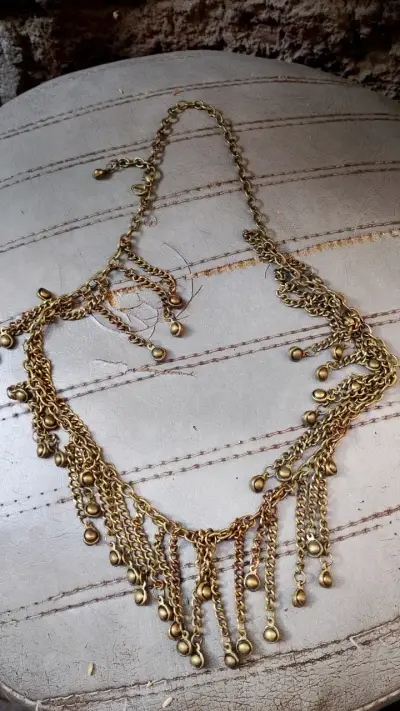 Collar de cadena dorada con colgantes - miniatura 1