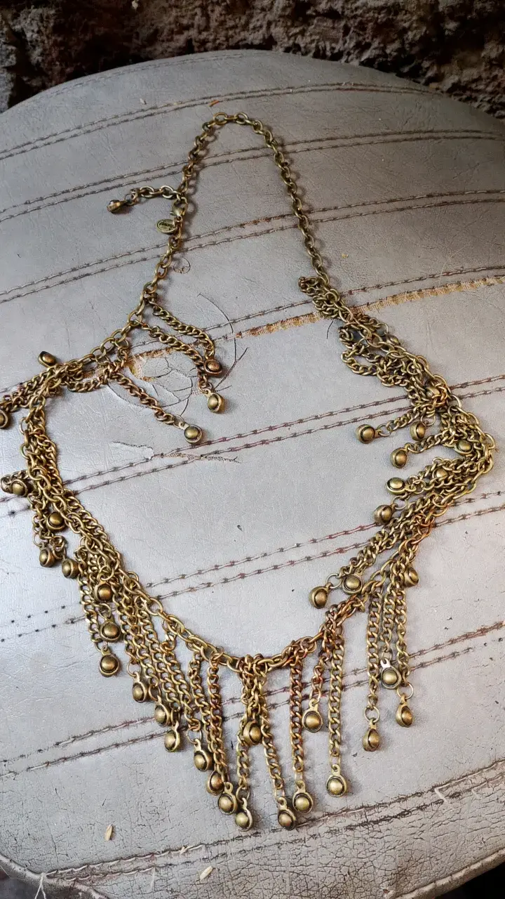 Collar de cadena dorada con colgantes - 2