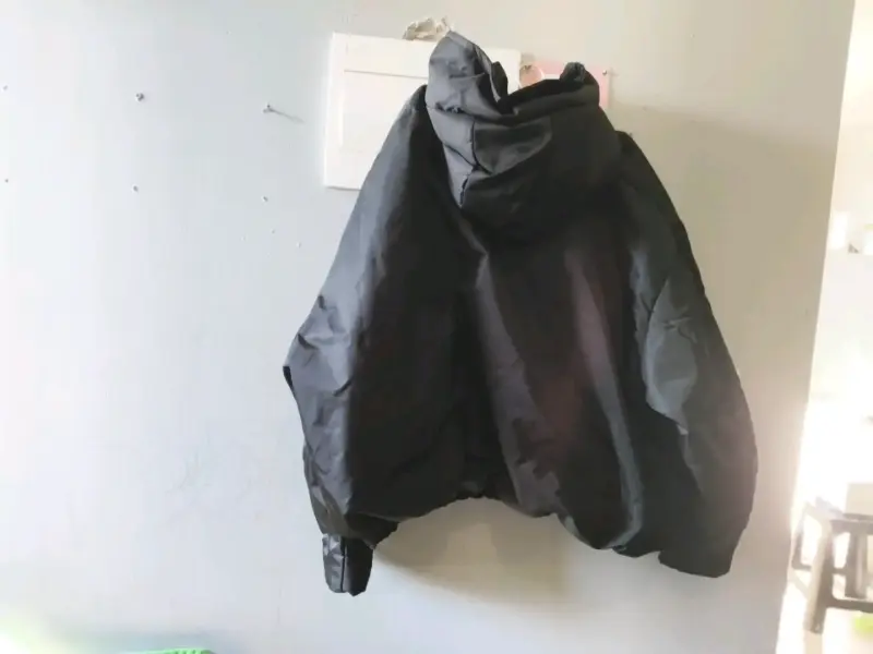 Chaqueta zara negra con capucha para invierno - 1