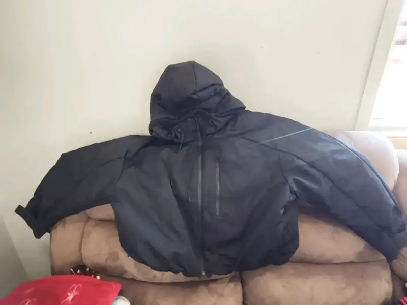 Chaqueta zara negra con capucha para invierno - 3