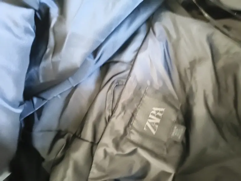 Chaqueta zara negra con capucha para invierno - 6