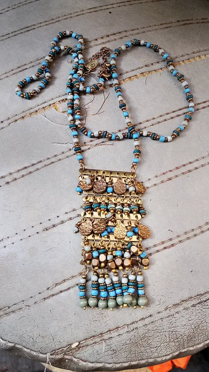 Collar bohemio con cuentas y colgantes dorados - 1