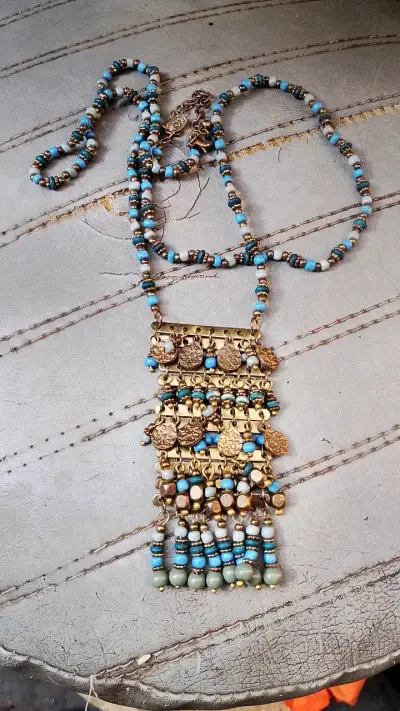 Collar bohemio con cuentas y colgantes dorados - miniatura 1