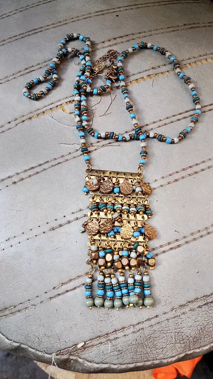 Collar bohemio con cuentas y colgantes dorados - 2