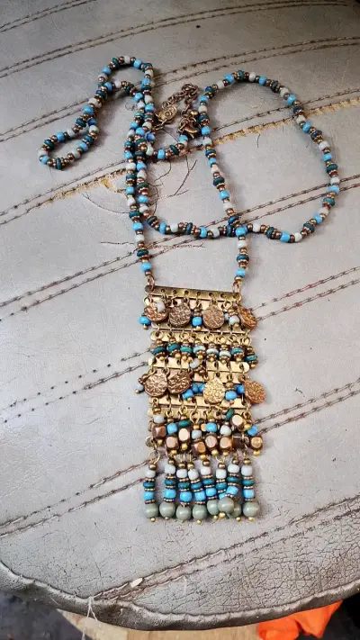 Collar bohemio con cuentas y colgantes dorados - miniatura 2