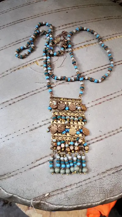 Collar bohemio con cuentas y colgantes dorados - miniatura 3