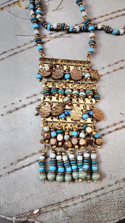 Collar bohemio con cuentas y colgantes dorados - miniatura 4