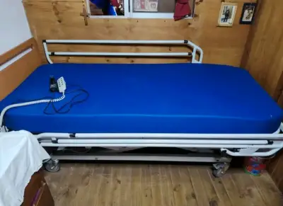 Cama clínica eléctrica ajustable - miniatura 2
