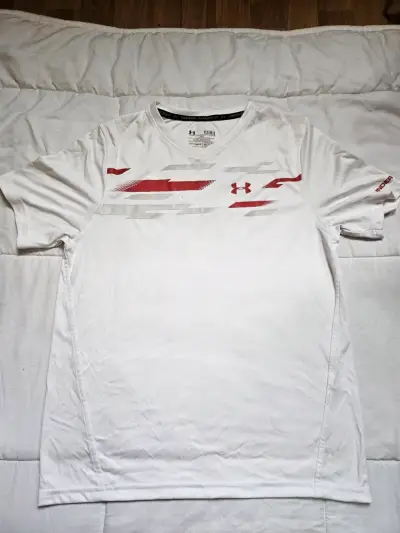 Polera deportiva Under Armour blanca y roja - miniatura 1