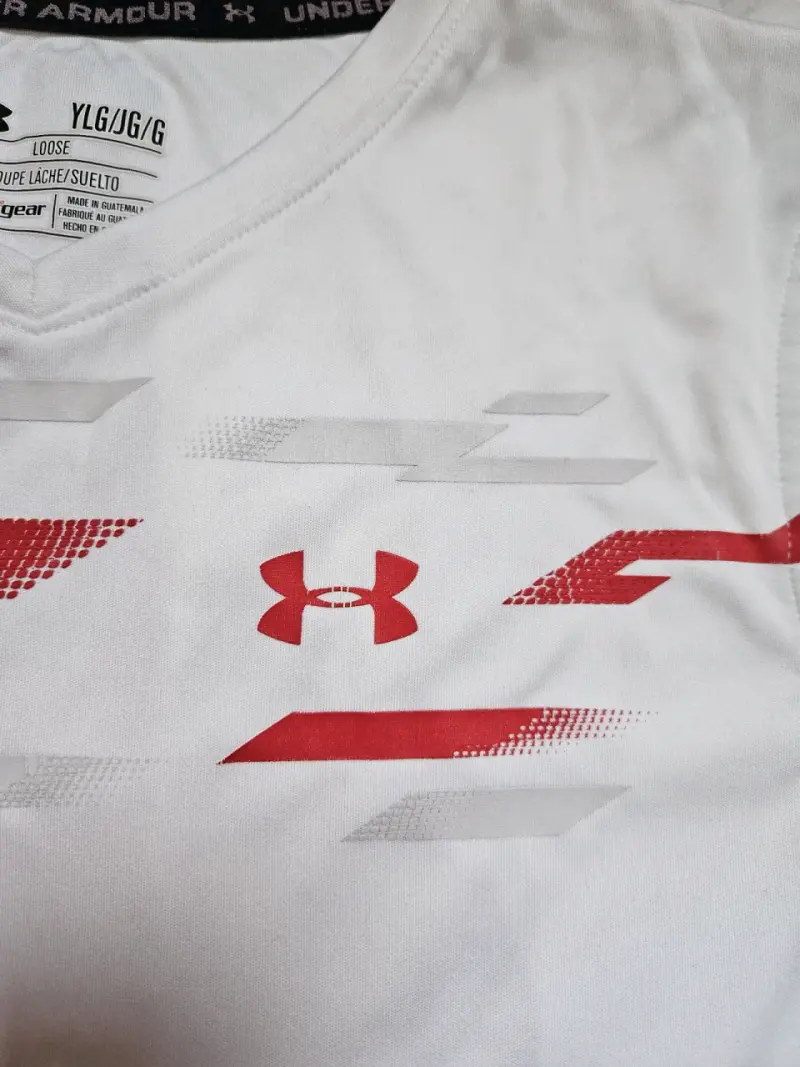 Polera deportiva Under Armour blanca y roja - 2