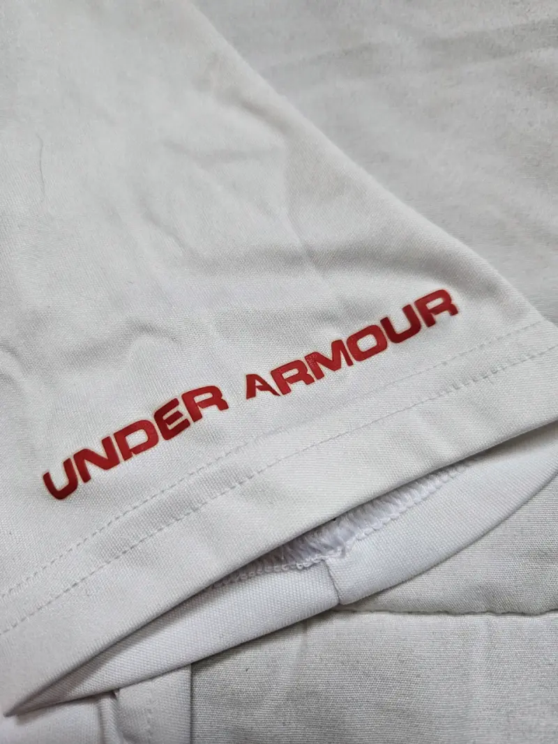 Polera deportiva Under Armour blanca y roja - 3