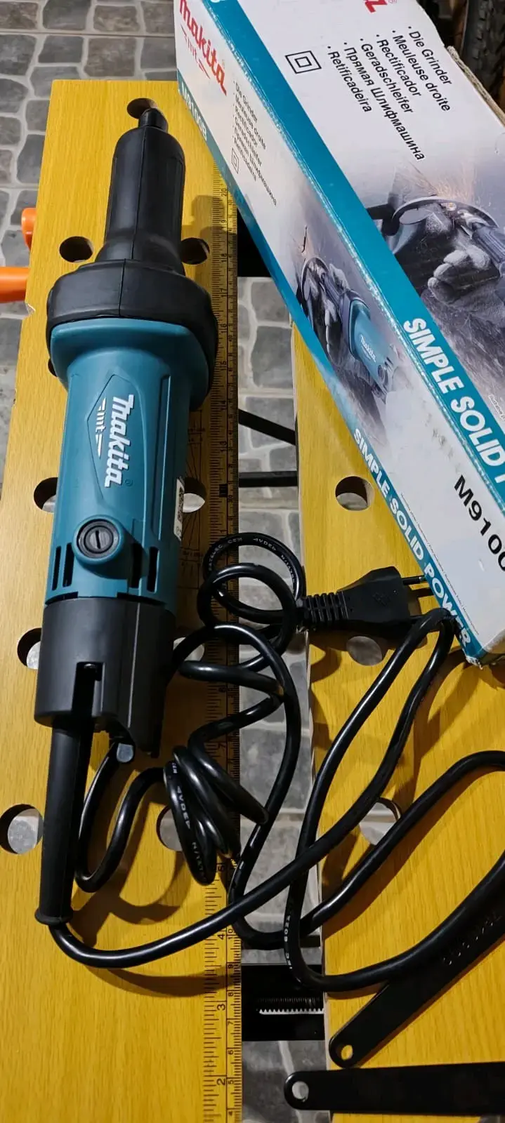 Esmeril recto Makita M9100G - 1
