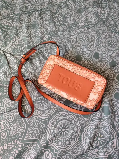Cartera Tous coral con diseño elegante - miniatura 1