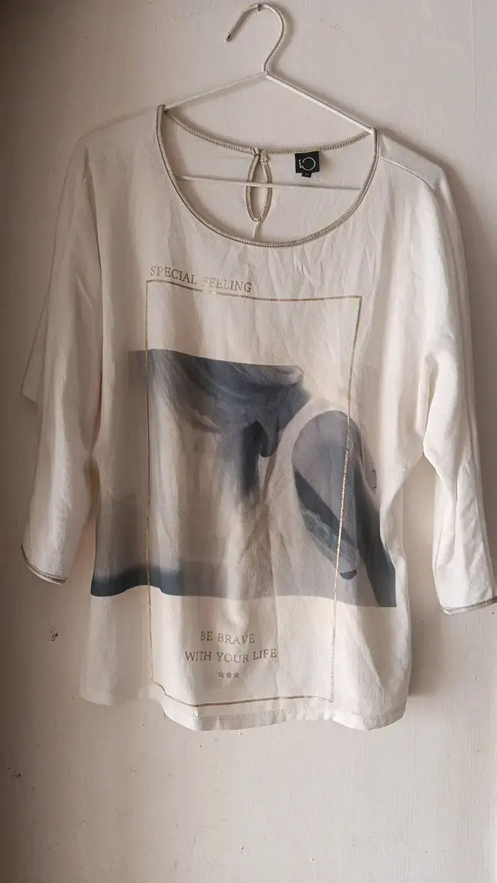 Polera blanca con diseño gráfico