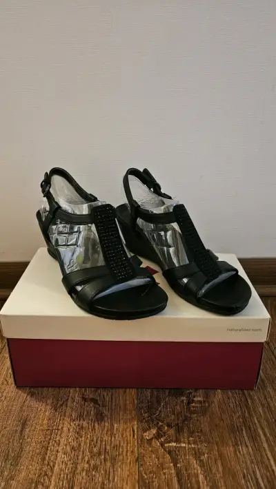 Sandalias negras Naturalizer con tacón cómodo - miniatura 1
