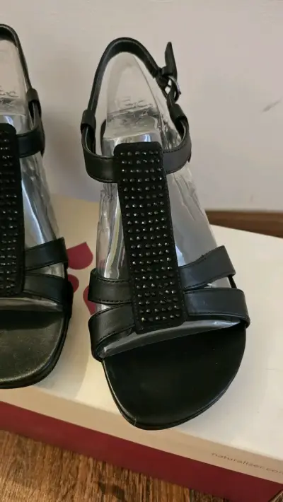 Sandalias negras Naturalizer con tacón cómodo - miniatura 2