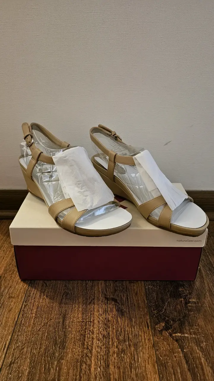 Sandalias beige con plataforma Naturalizer