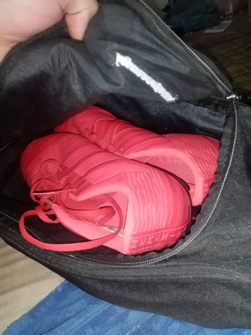 Zapatillas deportivas rojas para fútbol - 1