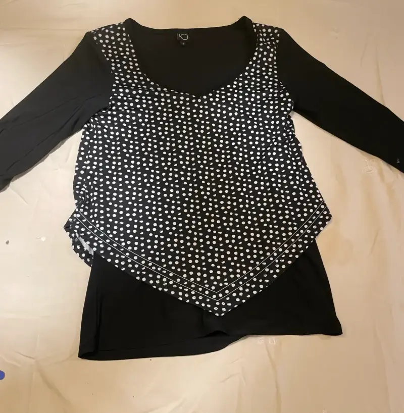 Blusa negra con diseño de lunares - 1