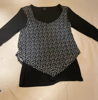 Blusa negra con diseño de lunares - miniatura 1