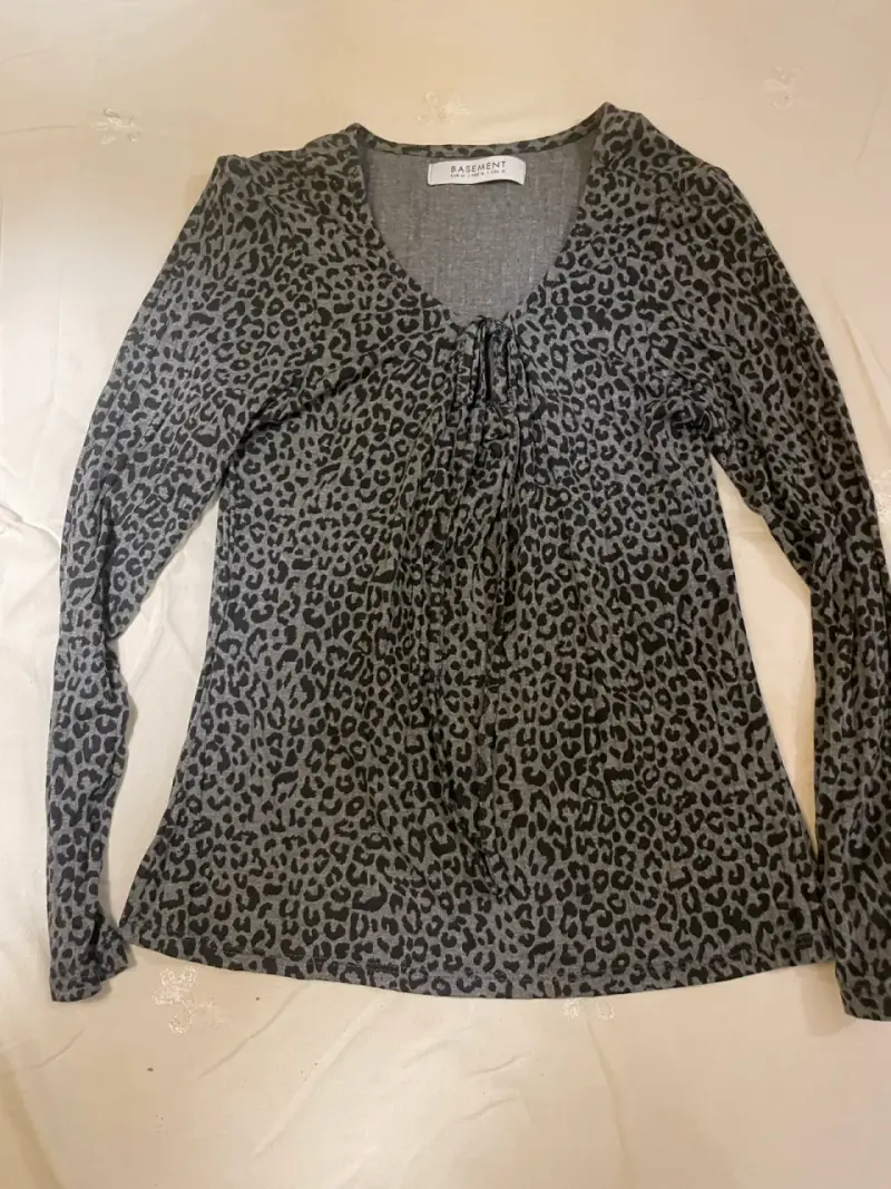 Polera manga larga estampado leopardo Basement - 1
