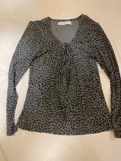 Polera manga larga estampado leopardo Basement - miniatura 1
