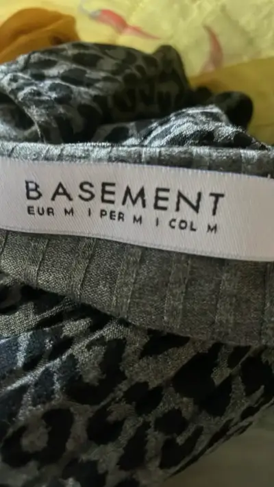 Polera manga larga estampado leopardo Basement - miniatura 2