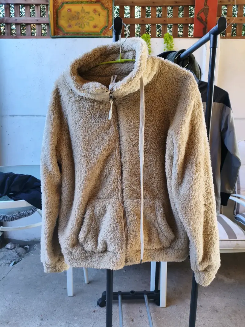 Chaqueta de peluche beige con capucha