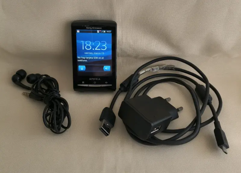 Celular Sony Ericsson Xperia con cargador original - 1