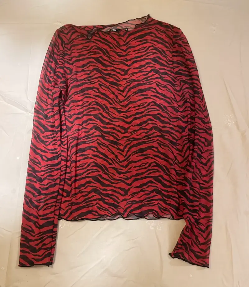 Polera estampado animal print rojo Zara - 1