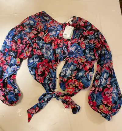 Blusa floral con lazo y mangas abullonadas - miniatura 1