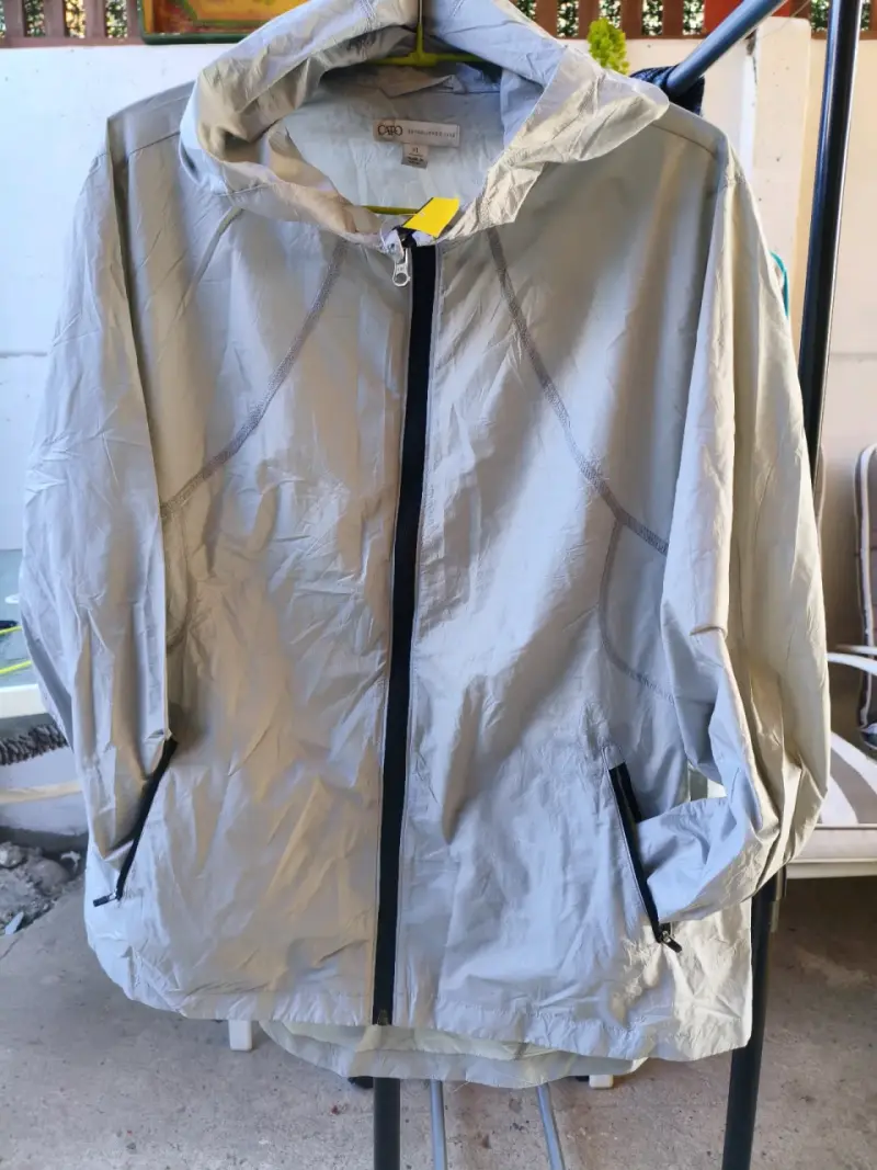 Chaqueta cortaviento gris con capucha XL