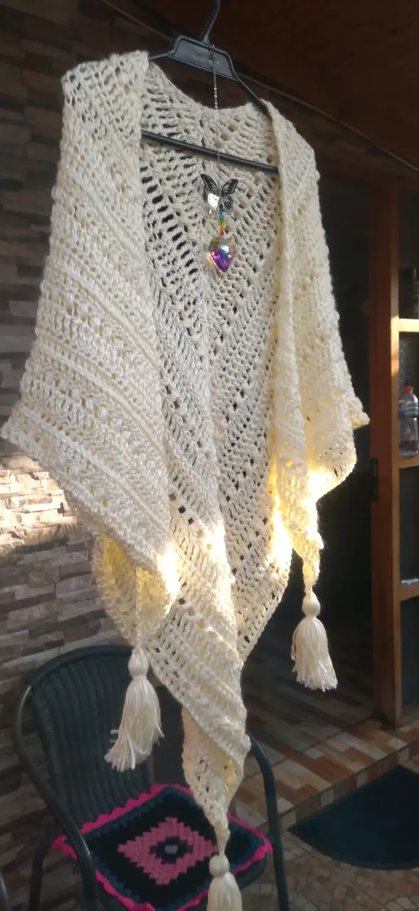 Chal tejido a crochet color crema - 1