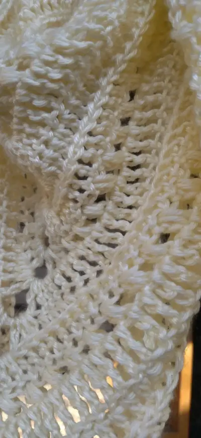 Chal tejido a crochet color crema - miniatura 4