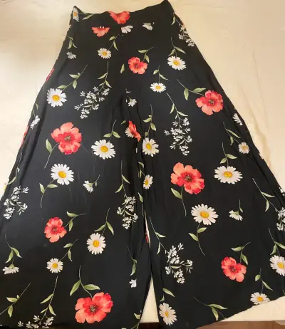 Pantalones palazzo florales negros - miniatura 1