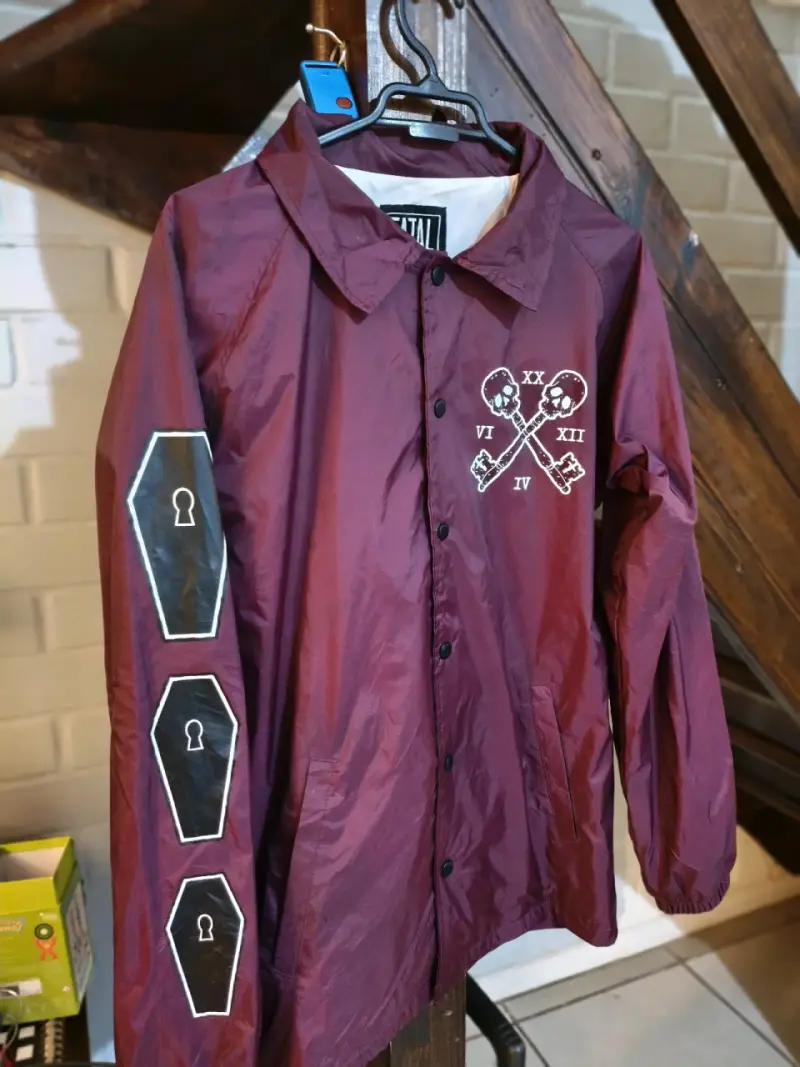 Chaqueta cortaviento bordó con diseño de llaves