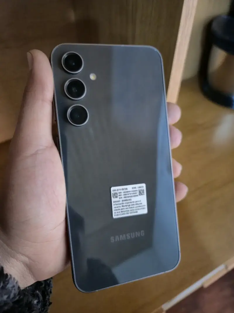 Samsung Galaxy S23 FE casi nada de uso - 4