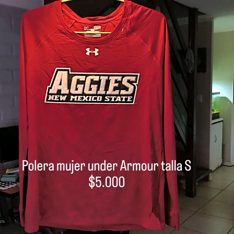 Polera mujer Under Armour Aggies roja