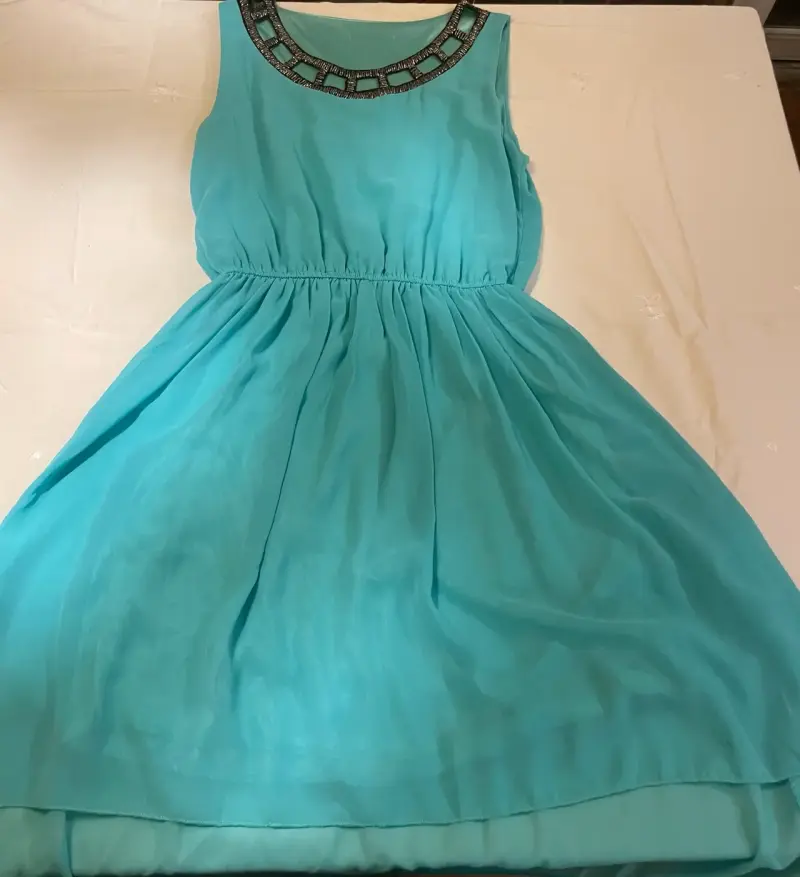 Vestido turquesa con detalle en cuello