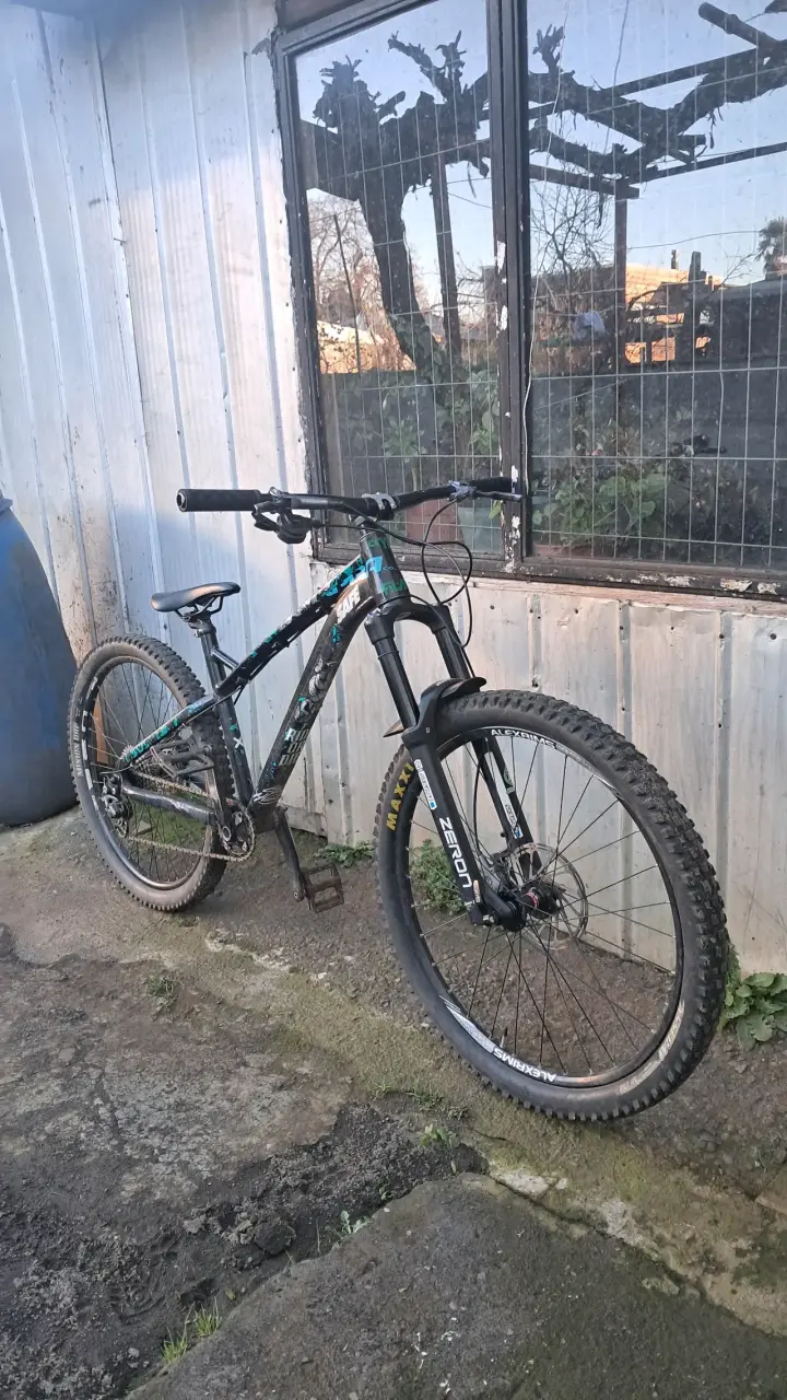 Bicicleta de montaña negra - 1